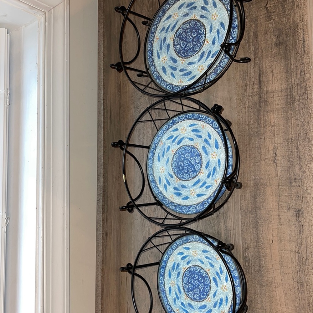 Temptations Old World Blue Set of 3 Round Tempered Glass Trivets & Wire Baskets